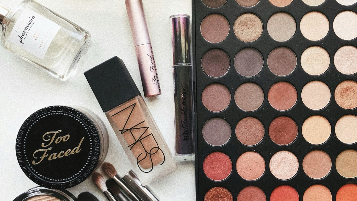 5 Reasons To Rock A Bare Face In Public