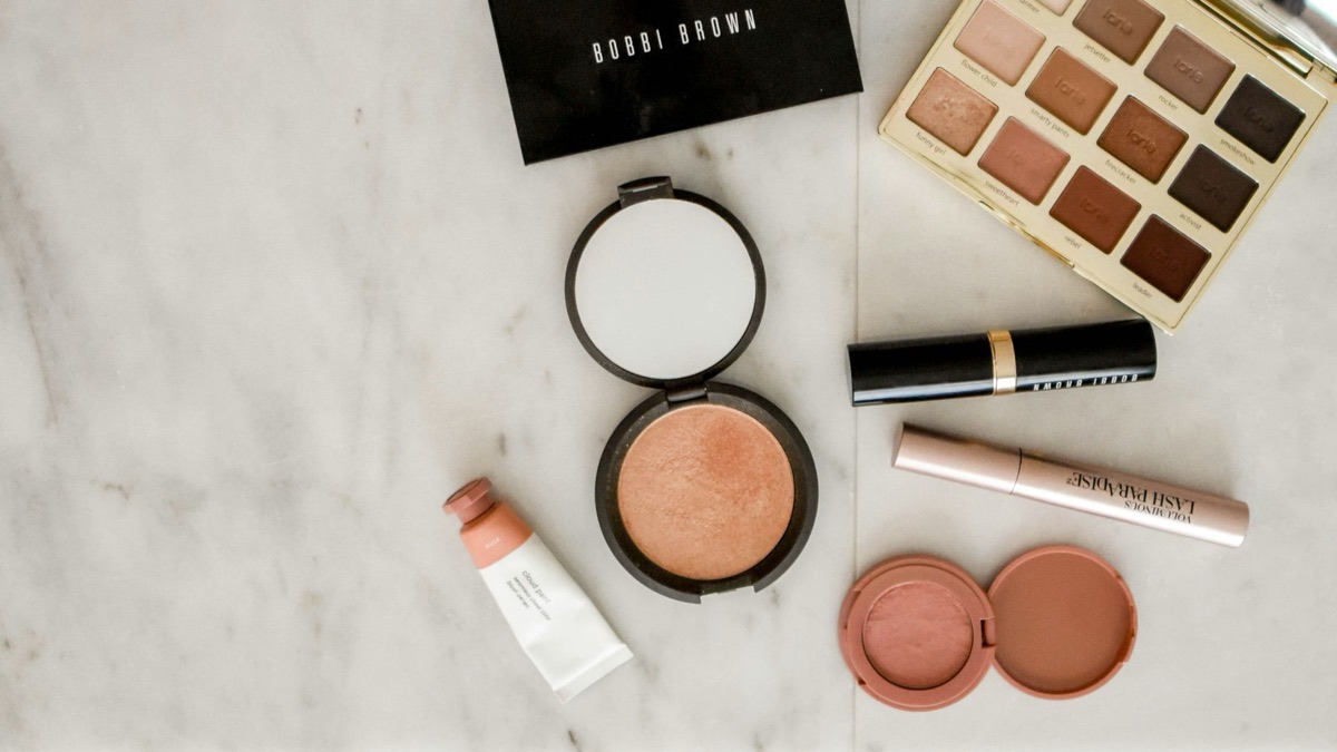 5 Reasons To Rock A Bare Face In Public